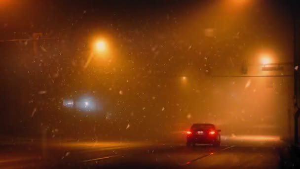 Autos nachts bei Schneefall auf der Autobahn — Stockvideo