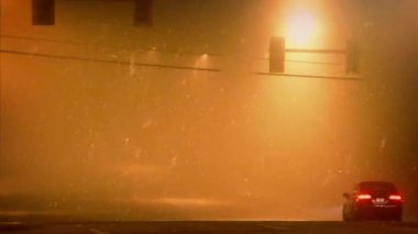 Kar yağışı trafik ışıkları yanıp sönen geçmiş araba araba