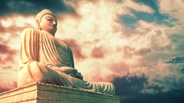Boeddha standbeeld bij zonsondergang met fantastische kleuren — Stockvideo