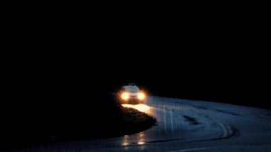 Otomobil sürücüsü aracılığıyla fırtına karanlık ormanda