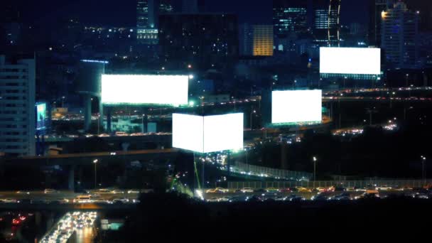 Město krajina s silnice a prázdné billboardů — Stock video