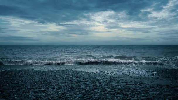 Mar dramático e praia à noite — Vídeo de Stock