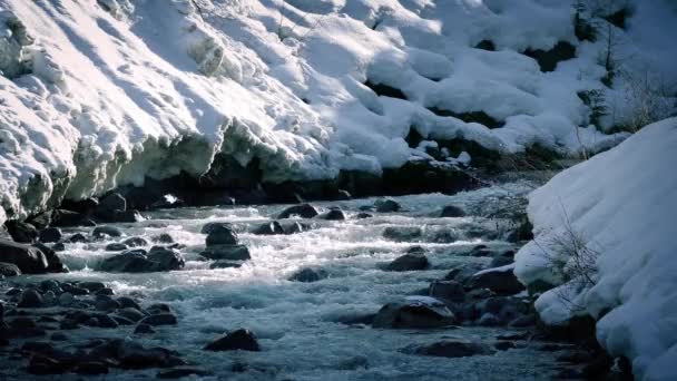 Fluss in kaltem Klima mit Schnee am Ufer — Stockvideo