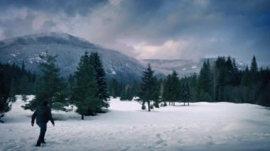 Adam donmuş manzara derin karda yürür