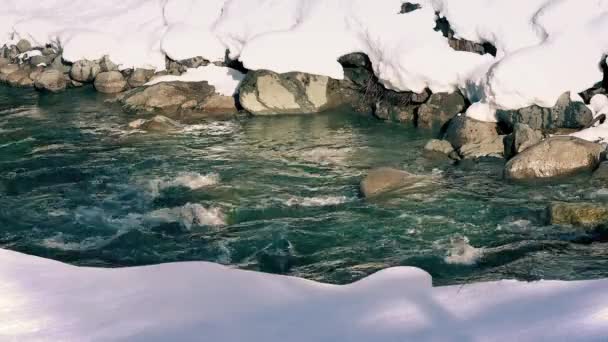 Fluss durch den Schnee — Stockvideo