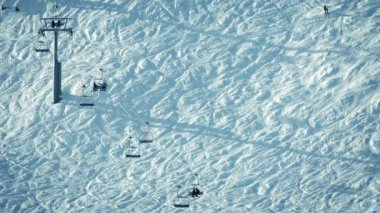 Telesiyej ve kayakçılar karlı manzara