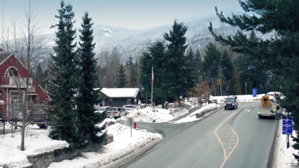 雪に覆われた山間の町では、道路上の車 — ストック動画