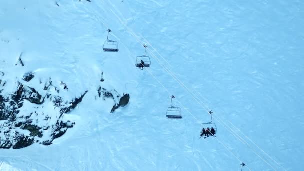 Ski Lift på ren snö täckta bergssidan — Stockvideo