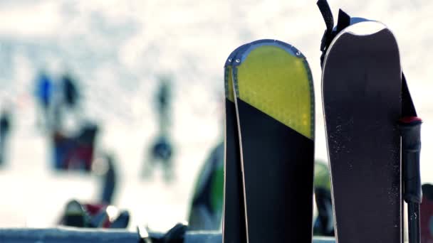 Snowboards en la estación de esquí Primer plano — Vídeos de Stock