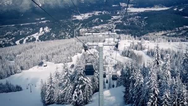 Flytta upp berget på Ski Resort — Stockvideo