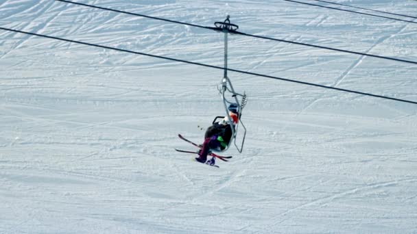 Skifahrer passiert Sessellift — Stockvideo