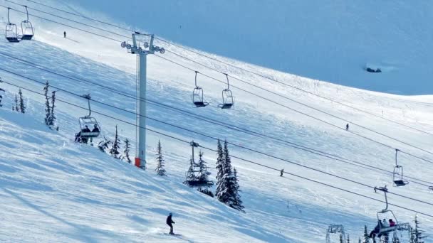 Ski Lift güneşli dağın üzerinde — Stok video