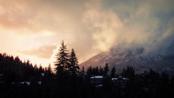 Nuvens de pôr do sol sobre casas na montanha — Vídeo de Stock