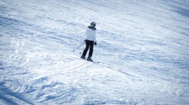 Yamaçta geçen kayakçı