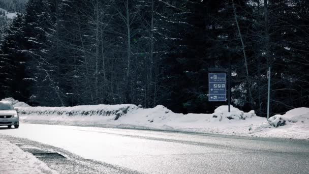 Autos passieren winterliche Autobahn in der Sonne — Stockvideo