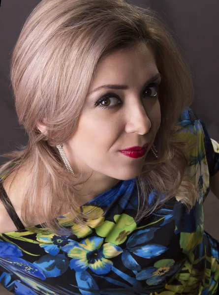 gri arka plan üzerinde gülümseyen kız