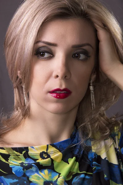 gri arka plan üzerinde gülümseyen kız