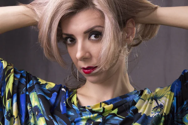 gri arka plan üzerinde gülümseyen kız