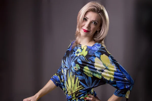 gri arka plan üzerinde gülümseyen kız