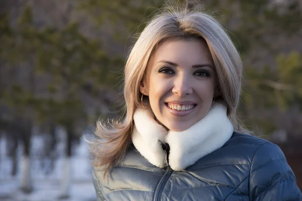 gülümseyen kız açık