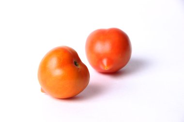 Beyaz arka plan üzerinde iki izole domates