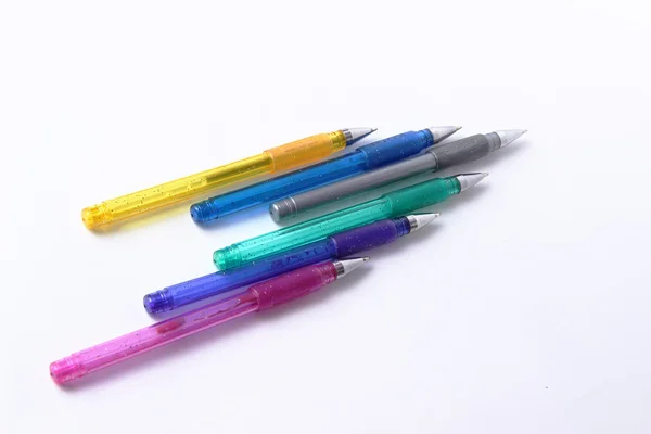 Beyaz arka plan üzerinde renkli kalemler