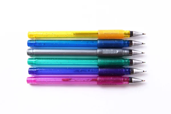 Beyaz arka plan üzerinde renkli kalemler