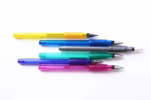 Beyaz arka plan üzerinde renkli kalemler