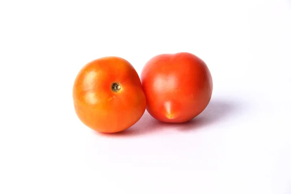 Beyaz arka plan üzerinde iki izole domates