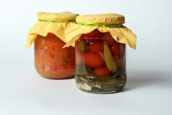 Beyaz arka plan üzerinde izole Turşu sebze