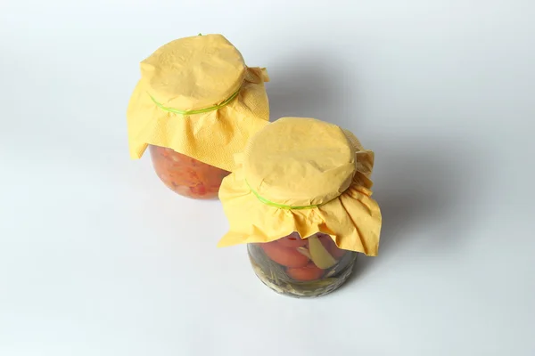 Beyaz arka plan üzerinde izole Turşu sebze