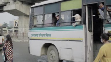 Uttarakhand Ulaştırma Şirketi otobüsü Hindistan 'da Corona salgınında yolcu hizmetindedir..