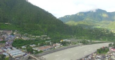  Utttarkashi şehri ve Bhagrathi nehri. . 