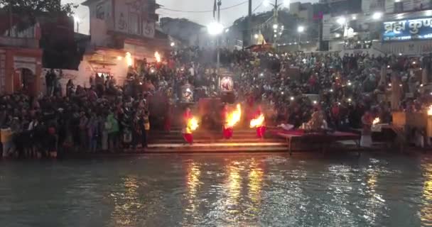 Ganga Aarti ved bredden av elven Ganges India. – stockvideo