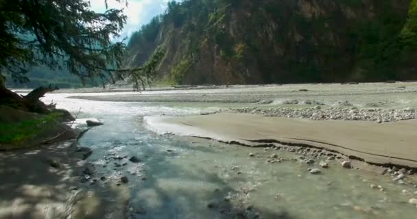 Rivier Ganges kust in Himalaya India. — Stockvideo