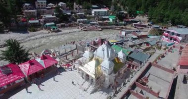 Himalaya Hindistan 'daki Gangotri Tapınağı' nın havadan görünüşü. 