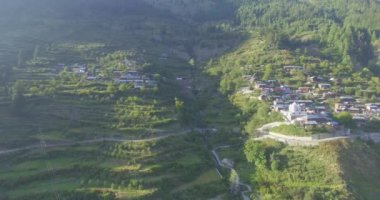 Hindistan yüksekliğindeki Himalaya köyünün havadan görünüşü. 