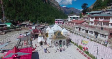 Hindistan 'da 3,415 metre yüksekliğindeki Gangotri tapınağının havadan görünüşü.