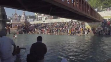 Hindu fanatikler Ganj nehrinde banyo yapıyorlar.. 