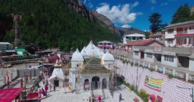 Himalaya Hindistan 'daki Gangotri Tapınağı' nın havadan görünüşü. 