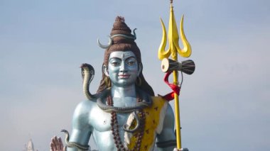Ganj şehrindeki Lord Shiva heykeli Haridwar Hindistan. 