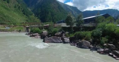 Uttarakhand Hindistan 'daki Ganj nehrinin yanındaki ev.. 