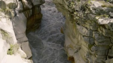 Surya Kund suyu Himalaya Hindistan 'daki Gangotri tapınağına düştü.. 