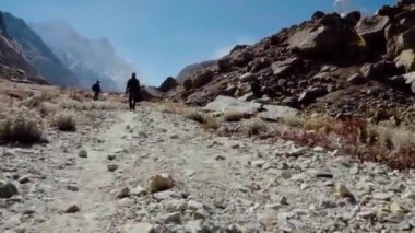 Gaumukh, Himalaya Hindistan 'ındaki Gangotri Buzulu' nu yürüyerek geçti.. 