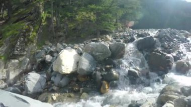 Harsil Himalaya Hindistan 'daki Ganj Nehrinin Üçlü görüntüsü. 