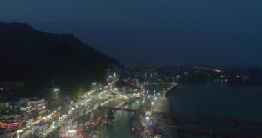 Hindistan 'daki Haridwar Nehri Ganj' ın Gece Havası manzarası. 