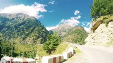 Uttarakhand Himalaya 'daki Ganj Vadisi' nde yol. 