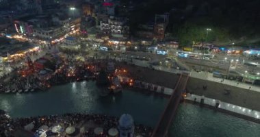 Ganj Nehri Haridwar Hindistanı 'nın gece hava manzarası. 