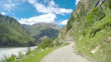 Gaumukh yürüyüşünü bağlayan yol Himalaya Hindistan. 