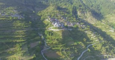 Hindistan 'ın Himalaya bölgesinde yüksek irtifada bir köy.. 